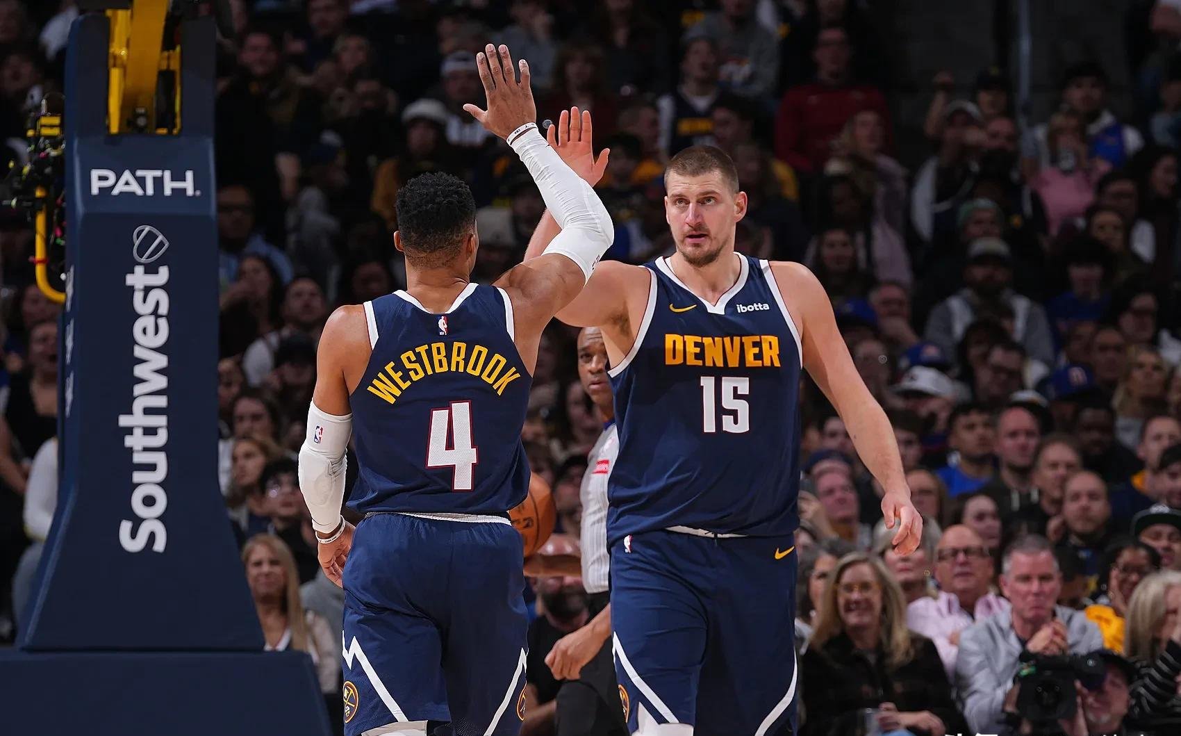 中欧网站-赛后体能课后，门兴格拉德巴赫造点机会备战NBA季后赛，态度坚定，身体对抗强度拉满的简单介绍